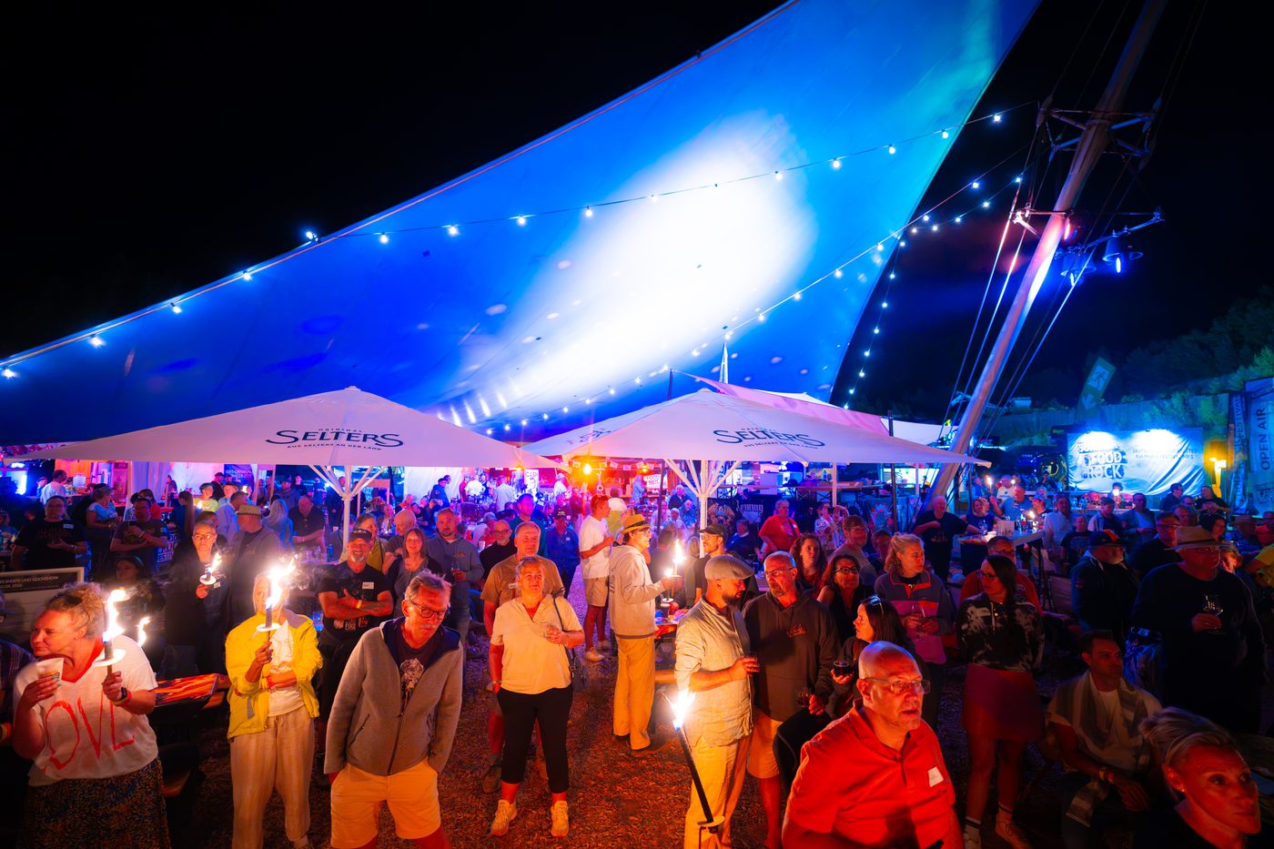 Camping im Natursteinbruch bei Nacht