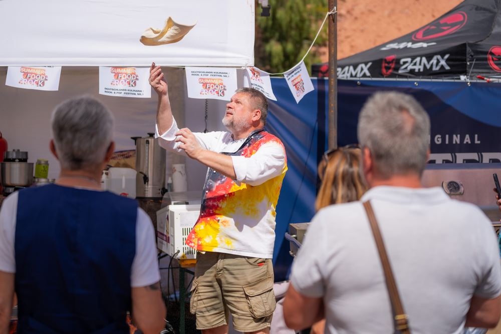 Pizzateig fliegt durch die Luft