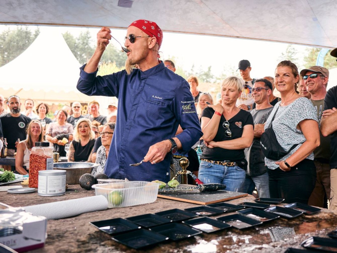 Ralf Zacherl bei der Kochshow vor Publikum beim Foodrock Festival